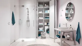 Badezimmer mit Dusche, Waschbecken und Toilette, hell und modern eingerichtet.